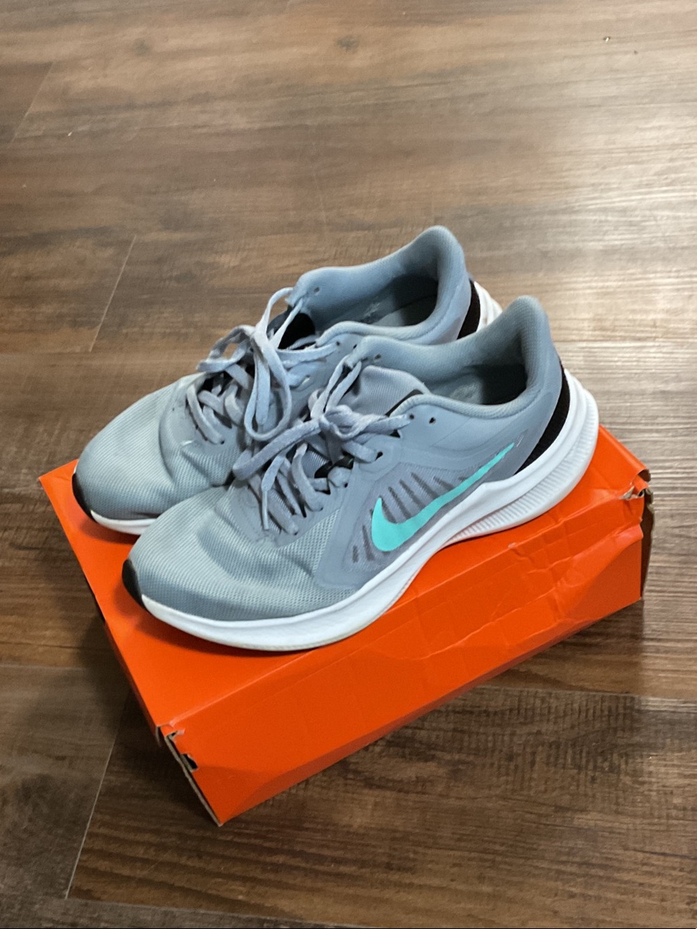Nike Women’s Light Gray Sneakers with Teal Swoosh